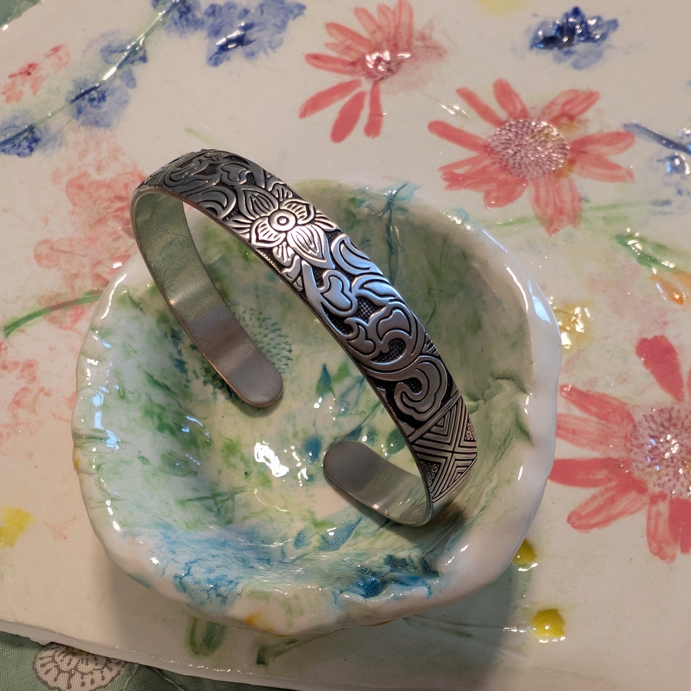 Heavy Silver Floral Patterned Handmade Bangle Bracelet - Picture 3 of 10